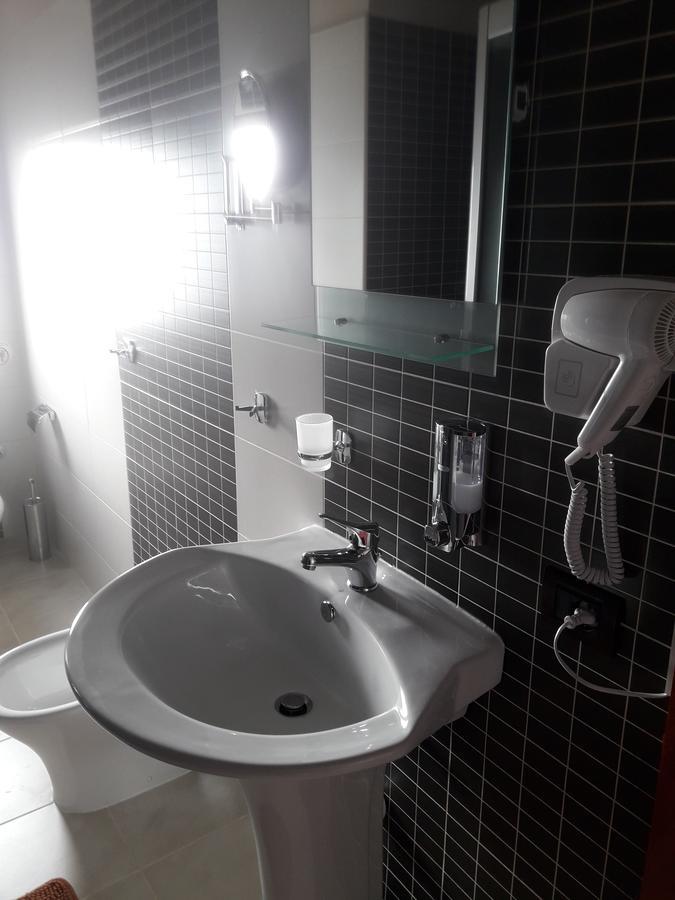 Hotel Vila Mano Korce Buitenkant foto